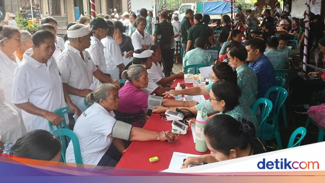 Warga lanjut usia mengikuti pemeriksaan dalam kegiatan di Balai Banjar Bonjaka, Tegallalang
